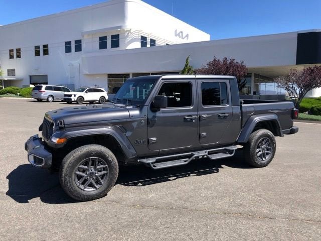 2024 Jeep Gladiator Sport S's photo