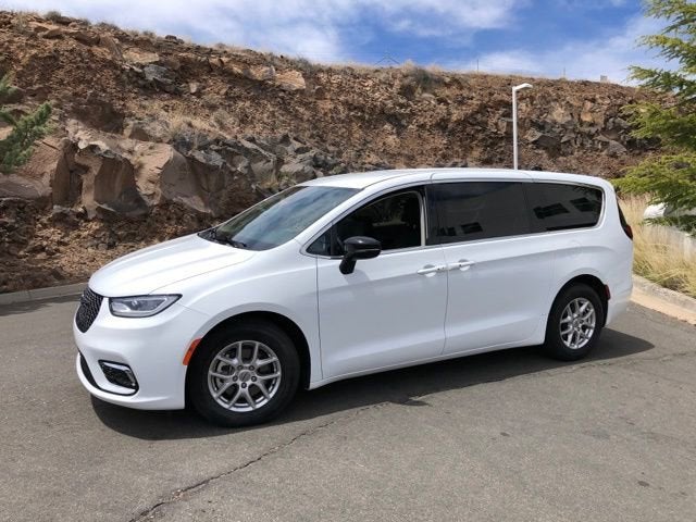 2024 Chrysler Pacifica Touring L's photo