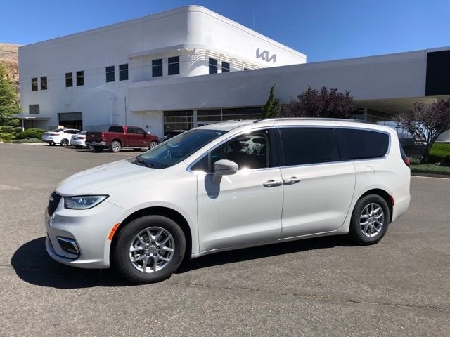 2021 Chrysler Pacifica Touring's photo